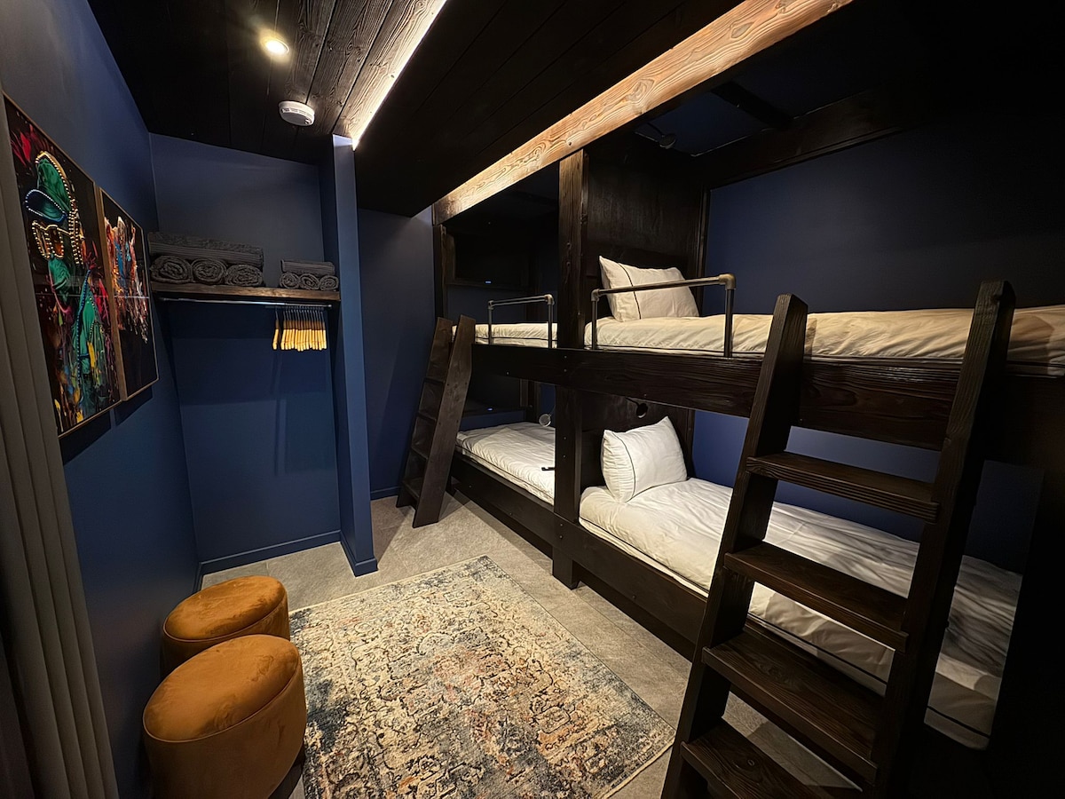 Dormitorio interno sin ventanas externas ni luz natural - 4 literas de tamaño completo (colchón de 3 pies de ancho por 6 pies y 3 pulgadas de largo) para adultos - límite de peso de 15 piedras por litera - televisores con Freely y aplicaciones para que pueda descargar sus propias cuentas, puertos HDMI