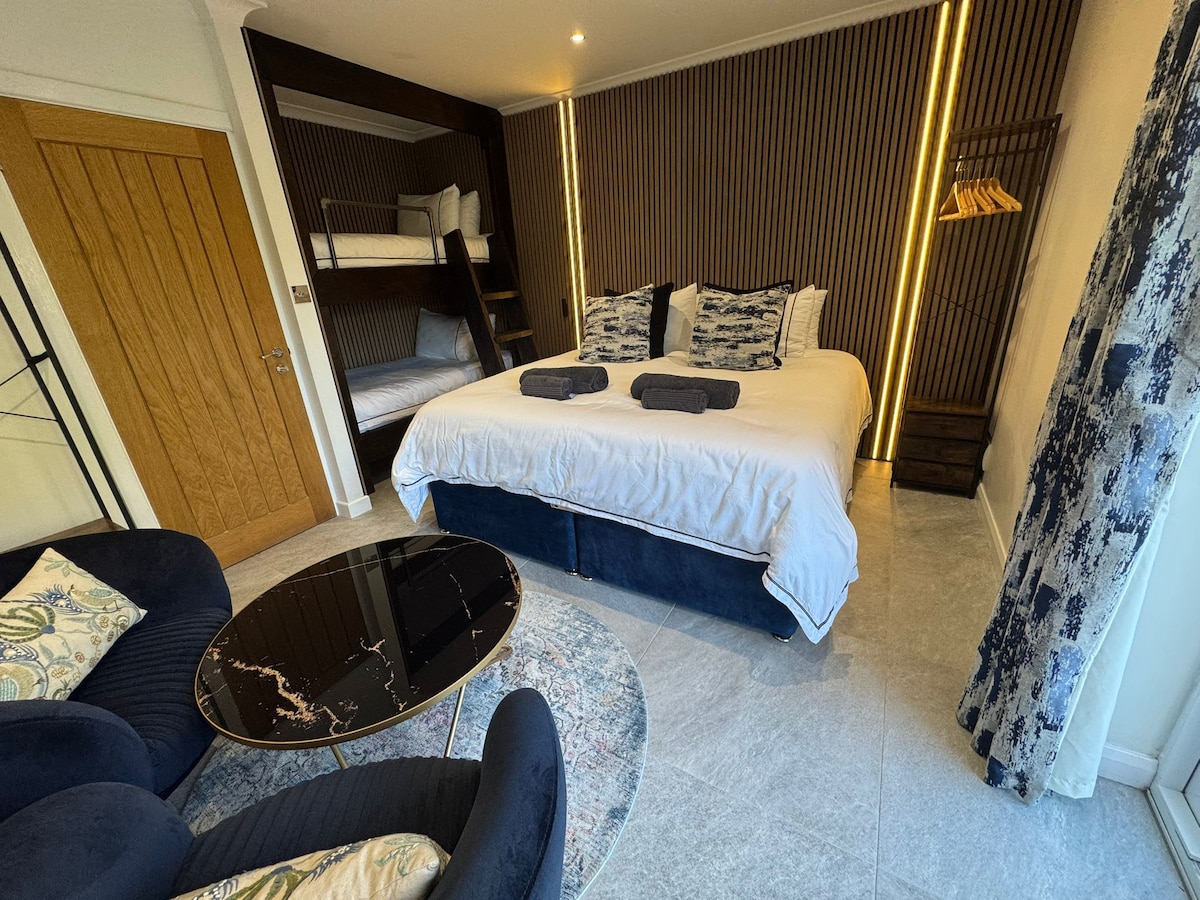 Cama tamaño super king (se puede dividir en 2 individuales si se solicita al momento de hacer la reservación) más 2 literas de tamaño completo (colchón de 3 pies de ancho por 6 pies 3 pulgadas de largo) para adultos: límite de peso de 15 piedras por litera