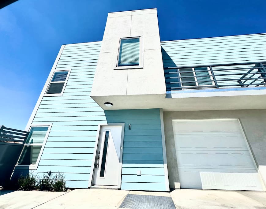 Airbnb Cozy Modern Overlooking Downtown