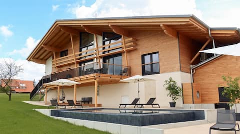 Exclusive Black Forest chalet with pool and sauna