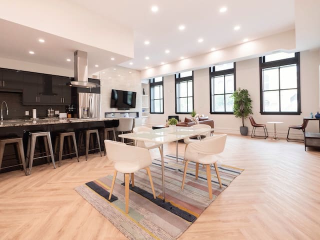 Grand Heritage Home Central Hub gallery image 2