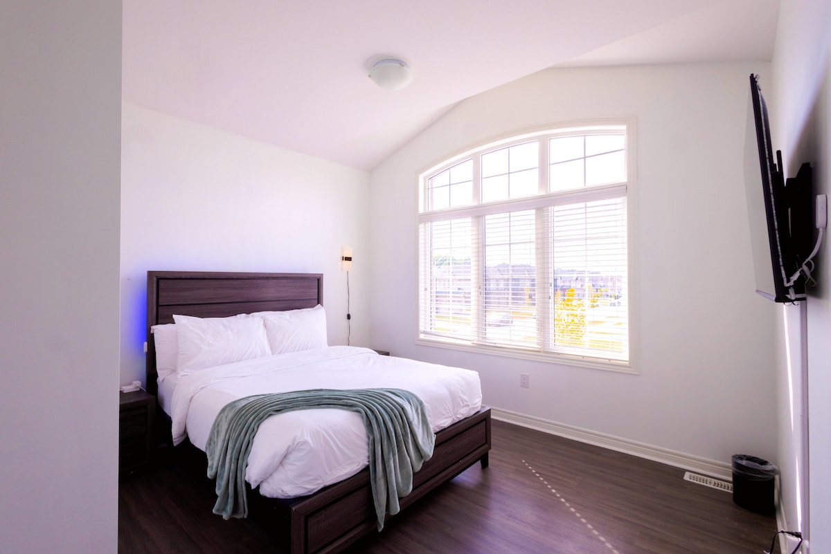 Krevat dopio "queen" i rehatshëm me televizor inteligjent dhe dritë LED për net filma të qeta.