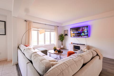 Modern 7BR Retreat | Pool Table & Near Falls