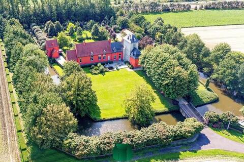 Chateau villami aan de voet van Mont st aubert