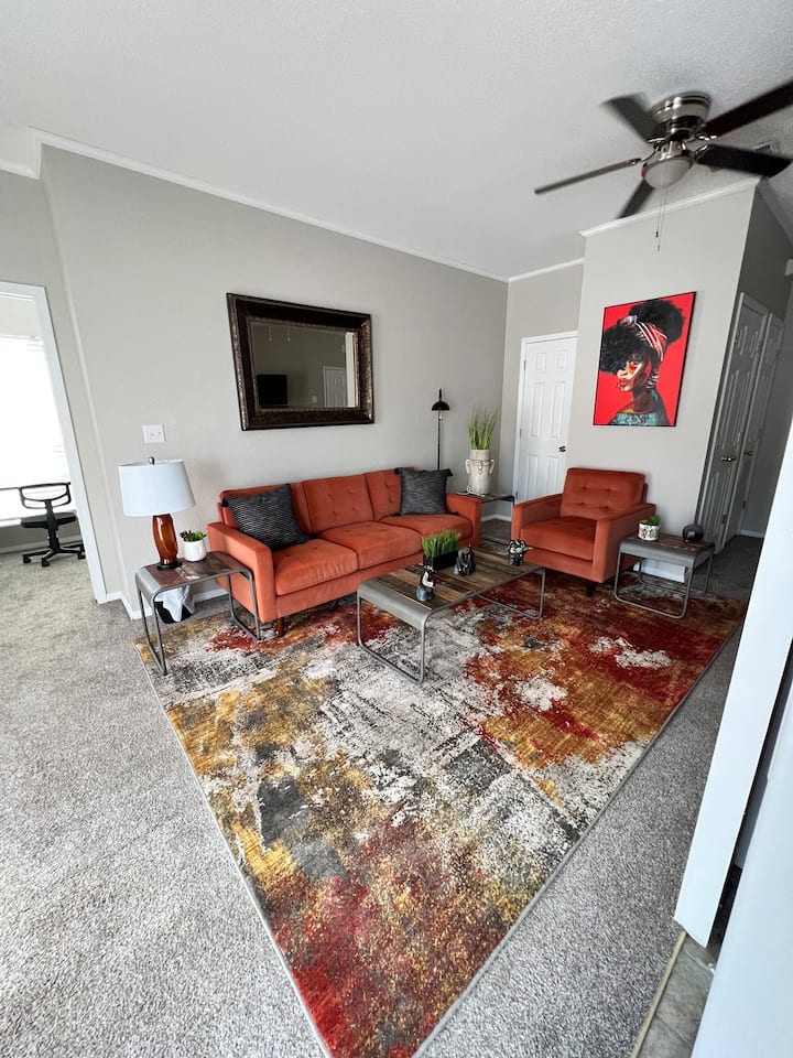 Удобен простор за седење со 40-инчен рамен екран со можности за емитување (ќе треба да ги обезбедите лозинките за апликацијата) и полнач со IPhone, IPad и Android порта.