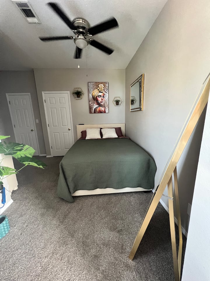 Кревет со големина на кралица со перници, 40-инчен телевизор со рамен екран со можности за стриминг. Ќе треба да доставите сопствени информации за најава.