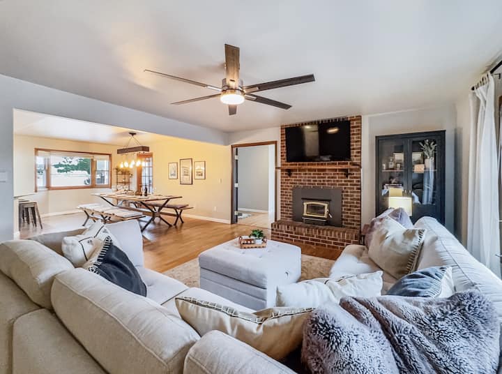 6br Spacious Family Retreat | Pikes Peak Views - Colorado Springs, CO