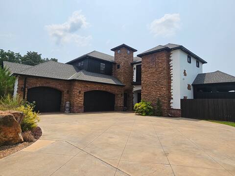 8 Bedroom w/ Swimming Pool