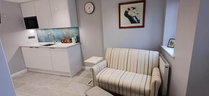 1 Bedroom Self-contained Flat + Private Bathroom - Bracknell