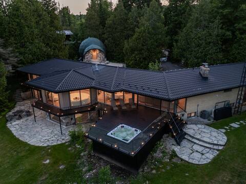 Luxurious Waterfront 5BR w/Kings Beds & Hot Tub