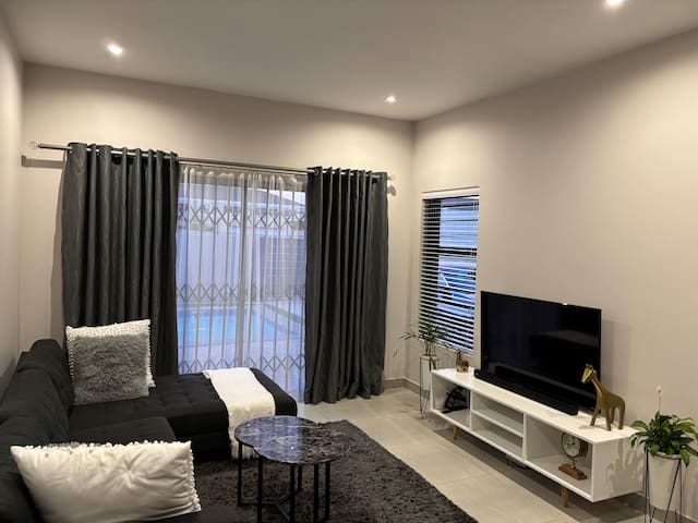 “Modern 3 bedroom Urban Getaway” gallery image 5