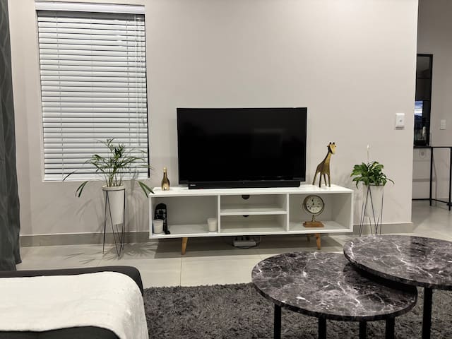 “Modern 3 bedroom Urban Getaway” gallery image 4