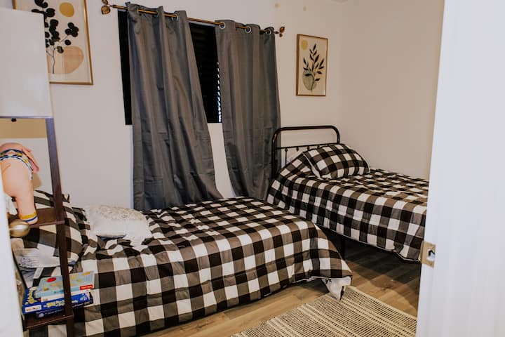 Dva odvojena kreveta. Privatni ormar.