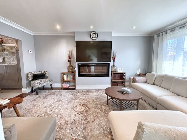 Immaculate 3BR House/Toronto/6 beds/1.5 Bath