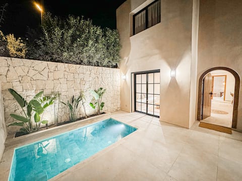 Architect-designed 4-bedroom villa with pool