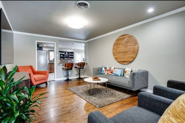 Mid-Century Modern Oasis w/Pool gallery image 4