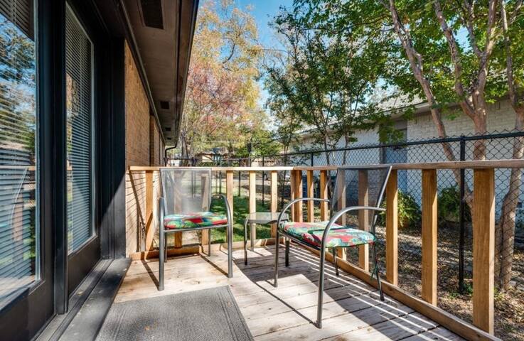 Mid-Century Modern Oasis w/Pool gallery image 5