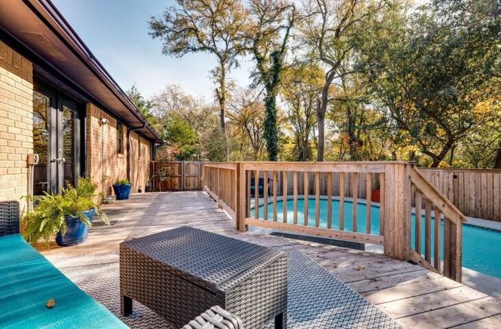 Mid-Century Modern Oasis w/Pool gallery image 2