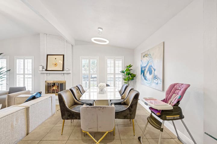 Vacation Home w Pool & Hot Tub 2.6 mile to Strip gallery image 3