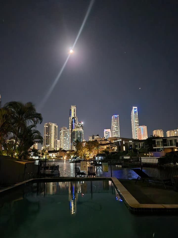 Riverside Chic And Skyline Views - Gold Coast