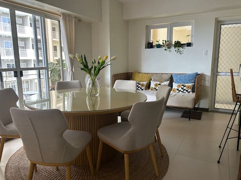 Modern tropical 3BR with sunrise view in Pasig