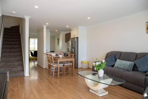 Stylish 4 bedroom 3 bathroom lakeside townhouse