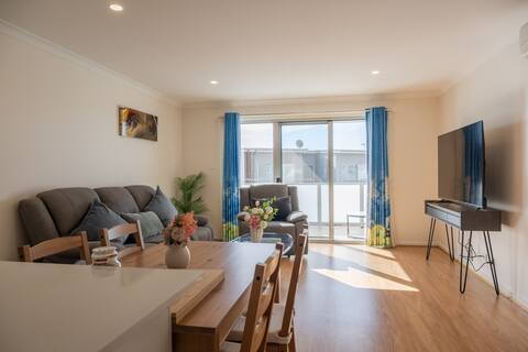 Stylish 4 bedroom 3 bathroom lakeside townhouse