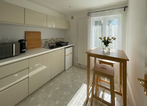 Successful Airbnb property: Studio flat in Woking
