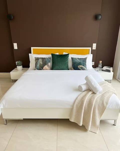 Appartement 4 chambres — idéal grandes familles, vue piscine — Suite parentale