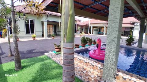 Homestay like Villa in Pengkalan Balak (45 guests)