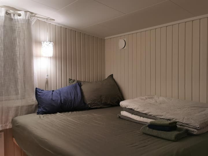 غرفة معدة لشخص واحد.
وسادتان: 50*70 سم و 70*100 سم، ولحاف واحد، ومناشف كبيرة ومناشف صغيرة. 
يتم وضع بطانيات إضافية في خزانة الملابس. 