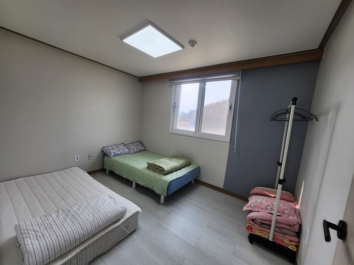 二楼中间房间，配有2张单人床和各种毯子