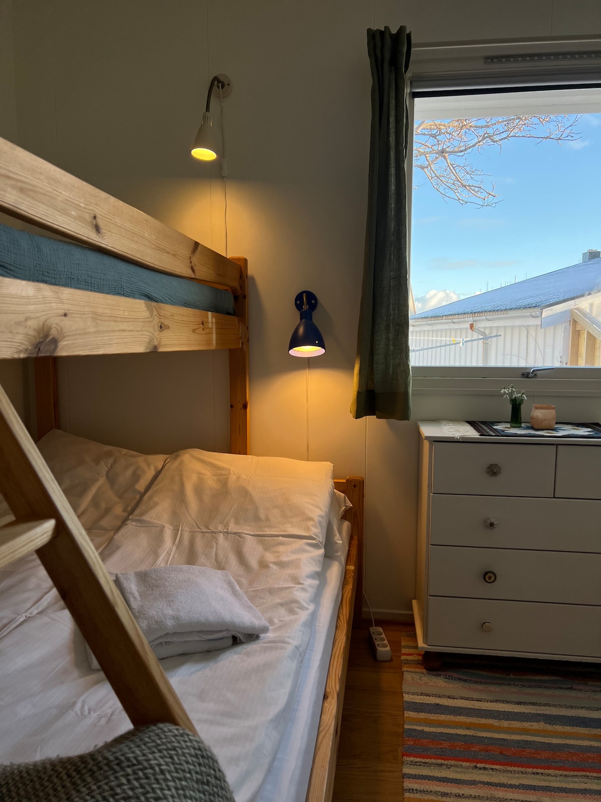 120 სმ საწოლი დაბლა, 70 სმ საწოლი ზემოთ. 