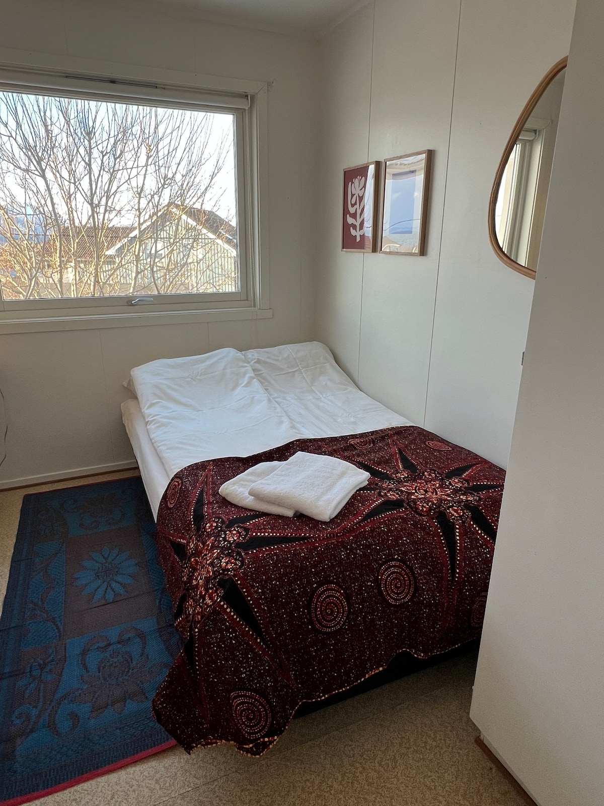 Საძილე ყუთი 120 სმ, დამატებითი მეხსიერების ზედა ლეიბით.