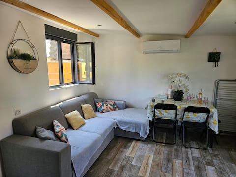 35 m² house with garden, pool, very well located