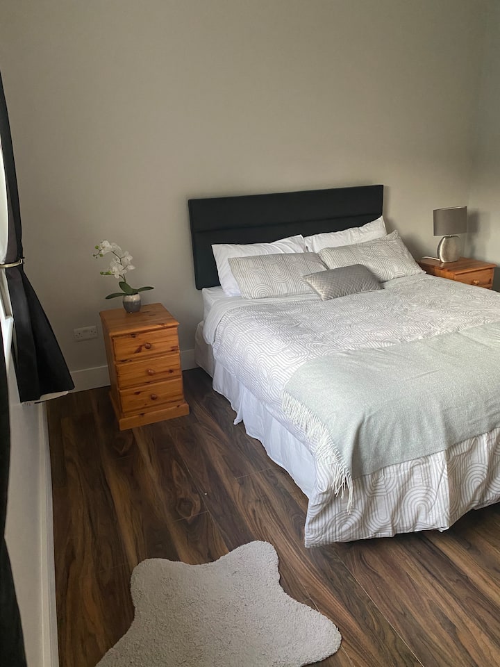 Quarto principal com cama king grande.