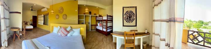 "סוויטת ירח" עם מיטת קינג, זוגית ושתי מיטות יחיד עם אמבטיה מלאה. קומה שנייה עם נוף לים ומרפסת.