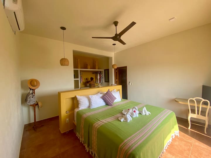 חדר שינה פרטי עם מיטת קינג סייז, אמבטיה מלאה ומרפסת עם נוף לים. קומה שלישית בתוך דירה נפרדת. 