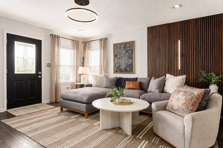 Salon élégant avec des sièges confortables et un mur d'accent moderne