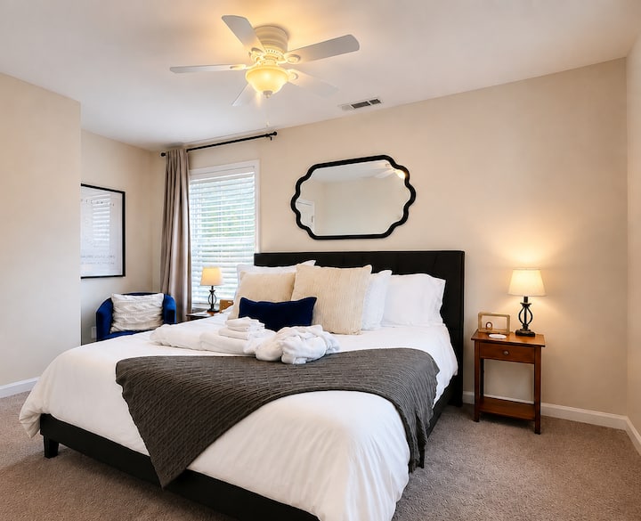 Chambre lumineuse et confortable avec lit king size, des touches élégantes et une lumière naturelle reposante
