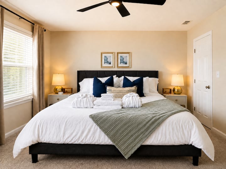 Chambre lumineuse et élégante avec lit King Size, literie somptueuse et éclairage chaleureux à côté du lit