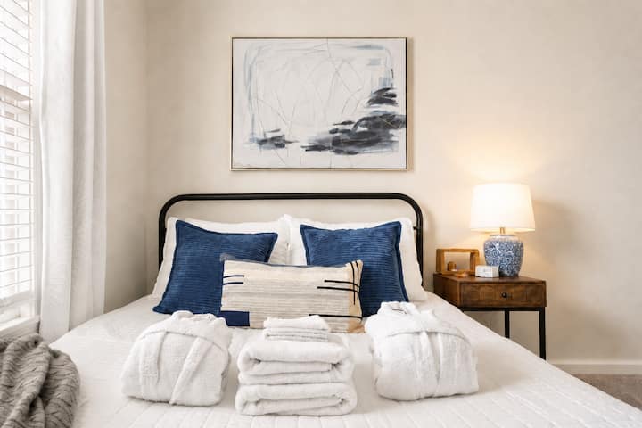 Chambre confortable et lumineuse avec des peignoirs moelleux, des serviettes fraîches et une décoration élégante