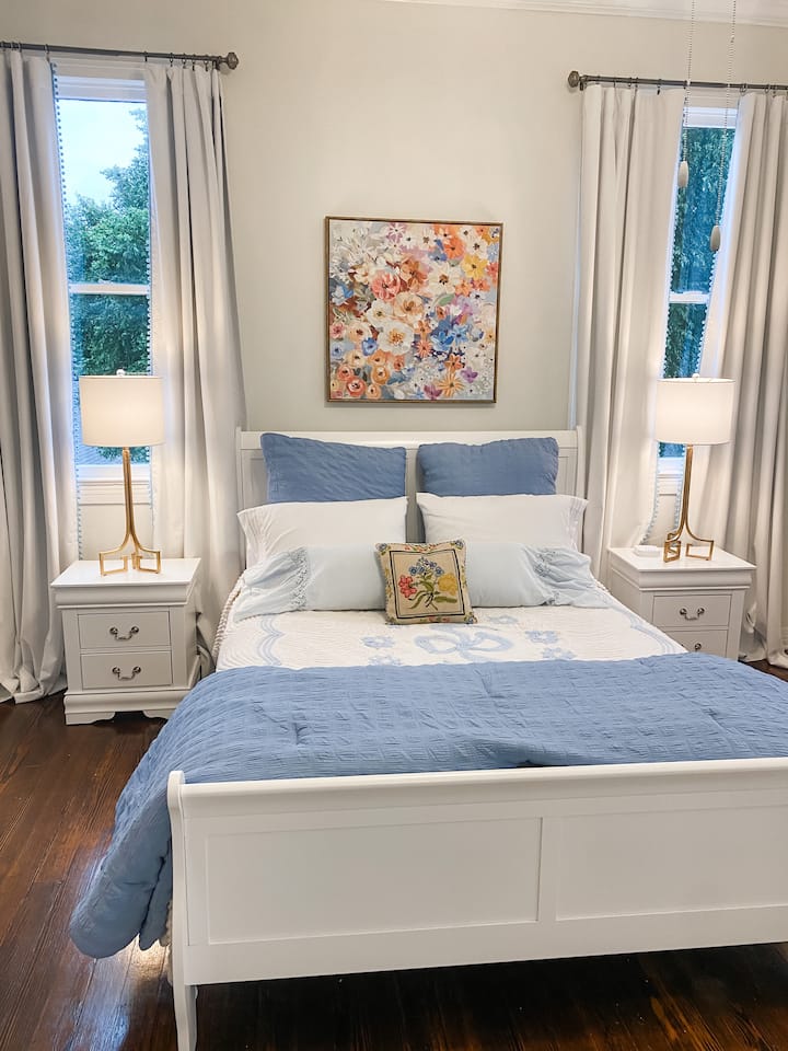 „Plava soba” ima bračni krevet, komodu s ogledalom i ormar lijepe veličine za vješanje odjeće.  The EnSuite Blue Bathroom (Bathroom 3) is "Jack and jill" style with "The Pink Room" (Bedroom 4) with locks on the door for privacy.