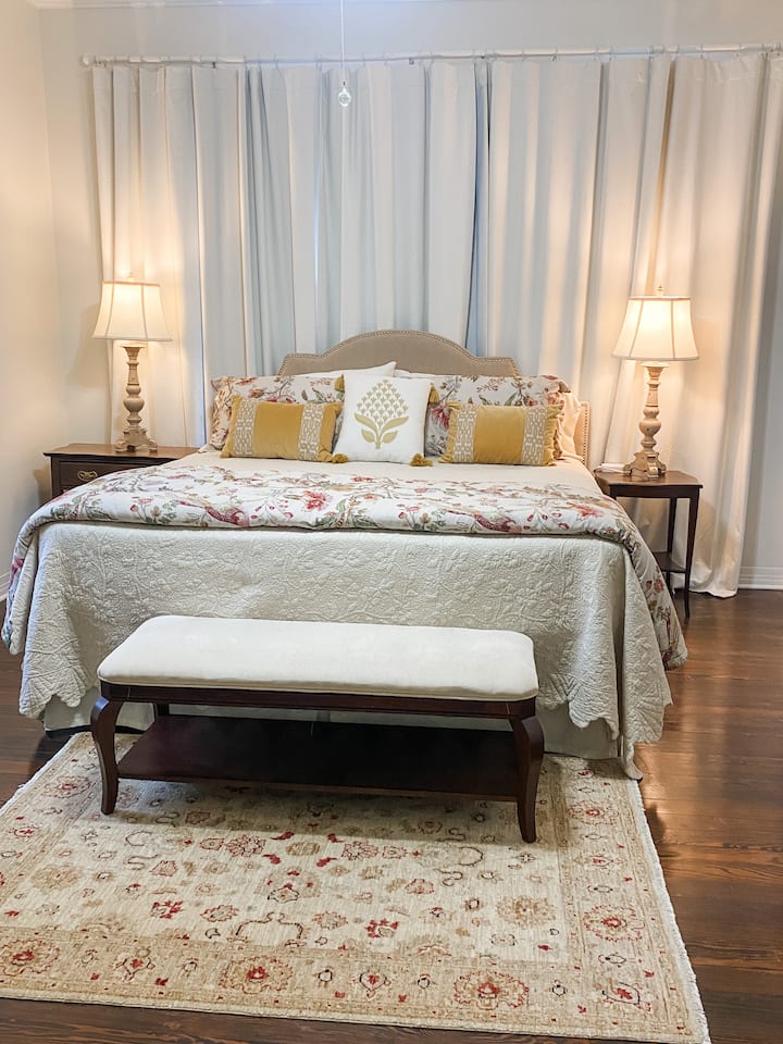 „Žuta spavaća soba” ima bračni krevet i iznimno veliki ormar. „The Yellow Bathroom” is en suite to this room and "The Green Room", Jack and Jill style bathroom with locks on both door for privacy while in use. 