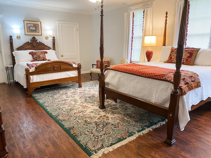 Poznata kao „The Den Bedroom”, ova se soba nalazi na glavnoj etaži i može se pohvaliti krevetom od riže od kraljice i starinskim krevetom pune veličine. The Ensuite Den Bathroom (Bathroom 2) makes this suite ideal for ladies 'weekend or a family with kiddos!