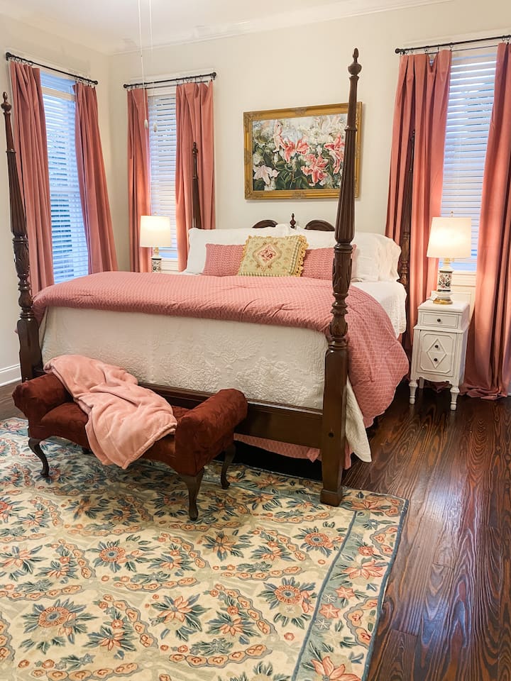 The Pink Room offers a King bed and it's own smart TV! Ova se soba nalazi na katu na drugom katu i nalazi se pored plave kupaonice. Privatnost se zaključava od vrata do kupaonice.