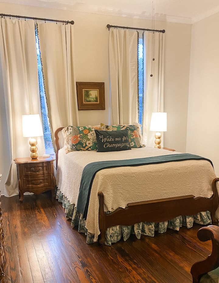 „Zelena soba” ima bračni krevet, dvosjed i komodu s ogledalom. Cijeli ormar za vješanje odjeće  i „Žuta kupaonica” (kupaonica 4) s bravama na vratima koja jamči privatnost iz kupaonice u stilu „The Yellow Room” Jacka i Jill.