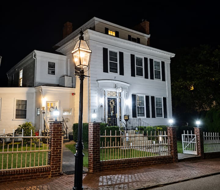 Historic Hill Manor - Centrally Located In Newport - Newport, RI