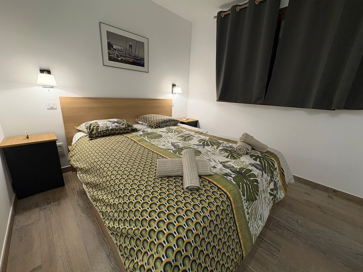 Habitación con cama de 160x200, aire acondicionado y ventilador de techo 