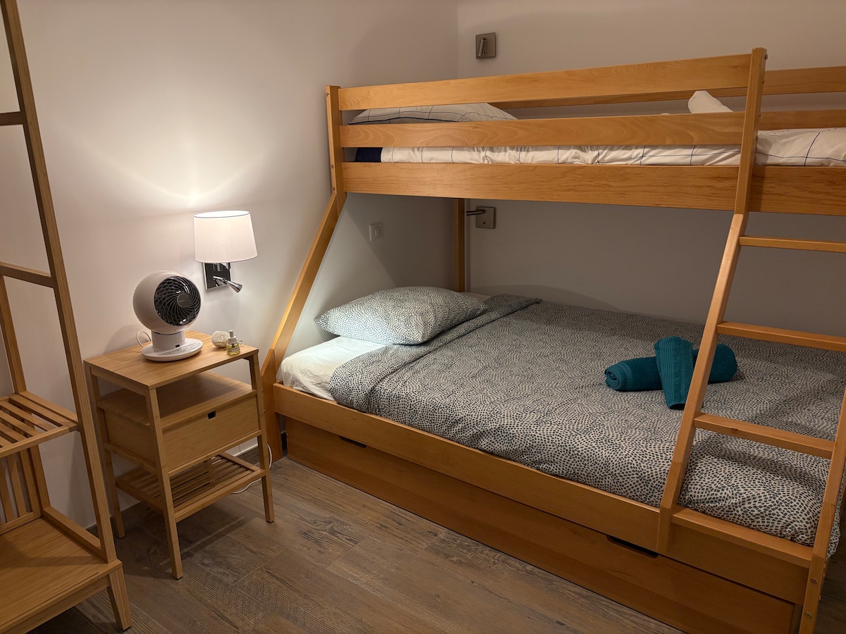 Habitación con literas ( 140 x200 en la parte inferior y 90 X200 en la parte superior ) aire acondicionado 